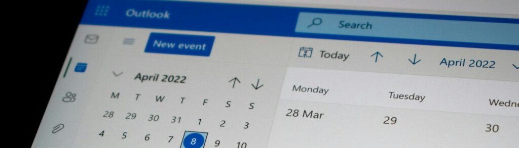 Tela de computador exibindo um calendário digital, representando o cronograma de adaptação dos sistemas fiscais