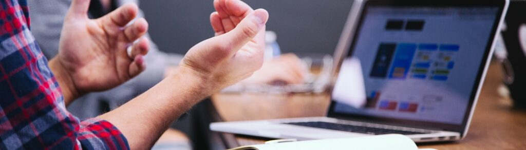 Reunião de planejamento sucessório entre sócios de uma empresa