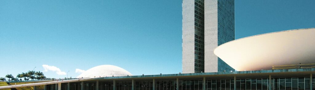 Fachada do Congresso Nacional em Brasília, com as duas torres e as cúpulas do Senado Federal e da Câmara dos Deputados