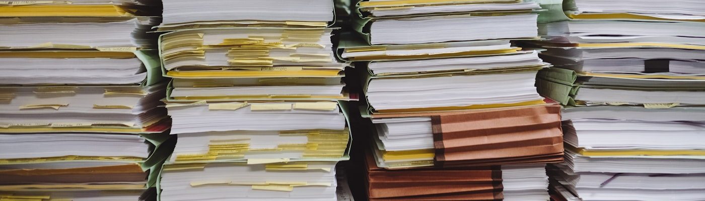 Documentos fiscais sobre a mesa, representando as mudancas fiscais de julho de 2026
