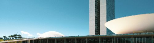 Fachada do Congresso Nacional em Brasília, com as duas torres e as cúpulas do Senado Federal e da Câmara dos Deputados