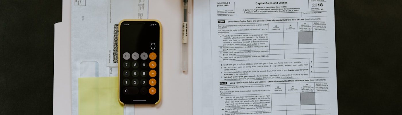 Documentos fiscais e calculadora representando os prazos fiscais do segundo semestre de 2026