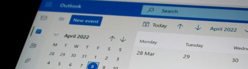 Tela de computador exibindo um calendário digital, representando o cronograma de adaptação dos sistemas fiscais