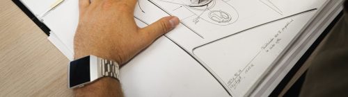Mesa de trabalho com processo de criação de identidade de marca, simbolizando o registro de marca no INPI