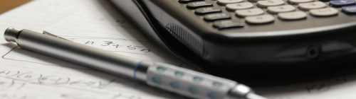 Calculadora científica e caneta sobre caderno com anotações, representando o cálculo do sublimite do Simples Nacional